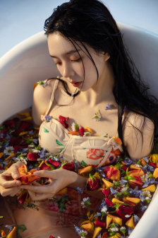 阳光中的裸女